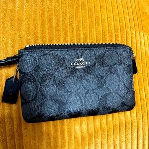 Small Coach zip up purse/wallet